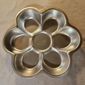 Wilton 2006 DANCING DAISY 6~Petal Flower Cake Pan Mold